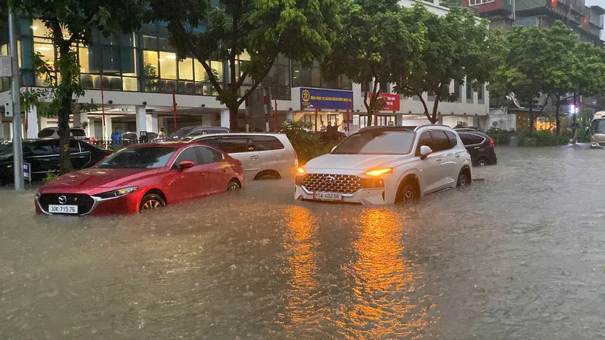 Dù không nằm trên đường đi của tâm bão số 10, Hà Nội vẫn chịu mưa lớn liên tục. Các đợt mưa chỉ cách nhau khoảng 15-30 phút, gây hàng chục điểm ngập úng trong khu vực nội đô, khiến giao thông trở nên hỗn loạn. Ảnh: MINH TRÚC HỌC SINH HÀ NỘI NGHỈ HỌC