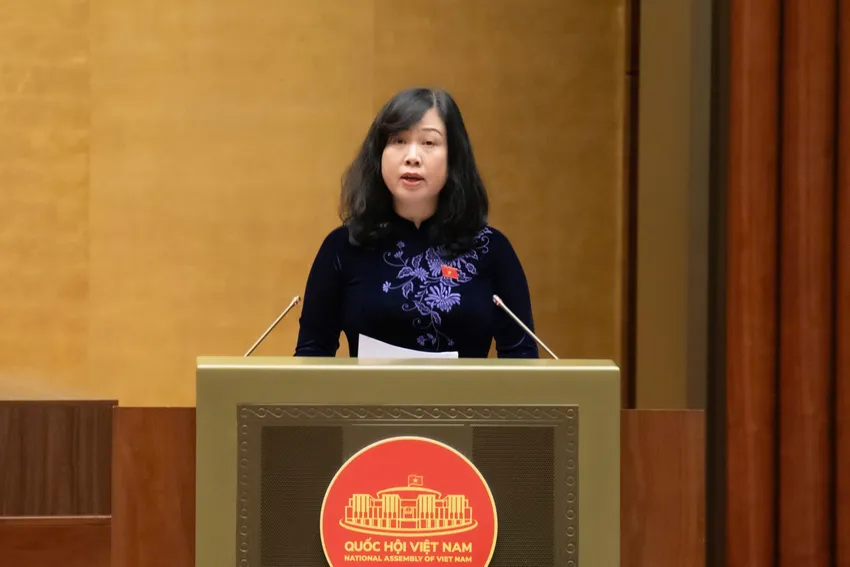 Bộ trưởng Bộ Y tế Đào Hồng Lan trình bày báo cáo tóm tắt các nội dung tiếp thu, giải trình về dự án Luật Phòng bệnh. Ảnh: QH khám sức khoẻ định kỳ 0.jpg