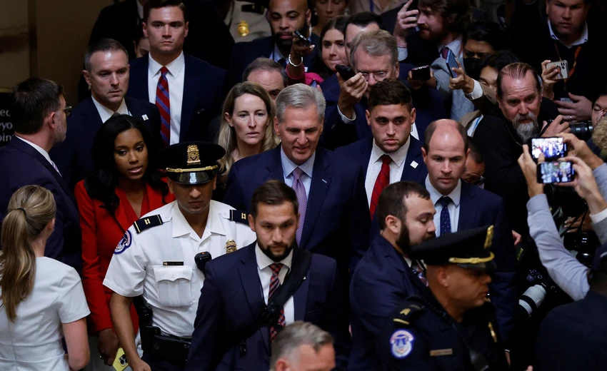Hạ nghị sĩ đảng Cộng hòa Kevin McCarthy (tóc trắng, giữa) hôm 3-10. Ảnh: REUTERS 3d555cd1-54d8-47e8-8056-e8d655cc.jpg