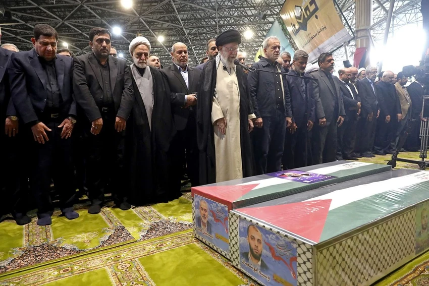 Lãnh đạo tối cao Iran Ali Khamenei và các quan chức Iran tại lễ tưởng niệm lãnh đạo Hamas Ismail Haniyeh ở Tehran (Iran) hôm 1-8. Ảnh: GETTY IMAGES lãnh đạo Hamas bị ám sát ở Iran.jpg