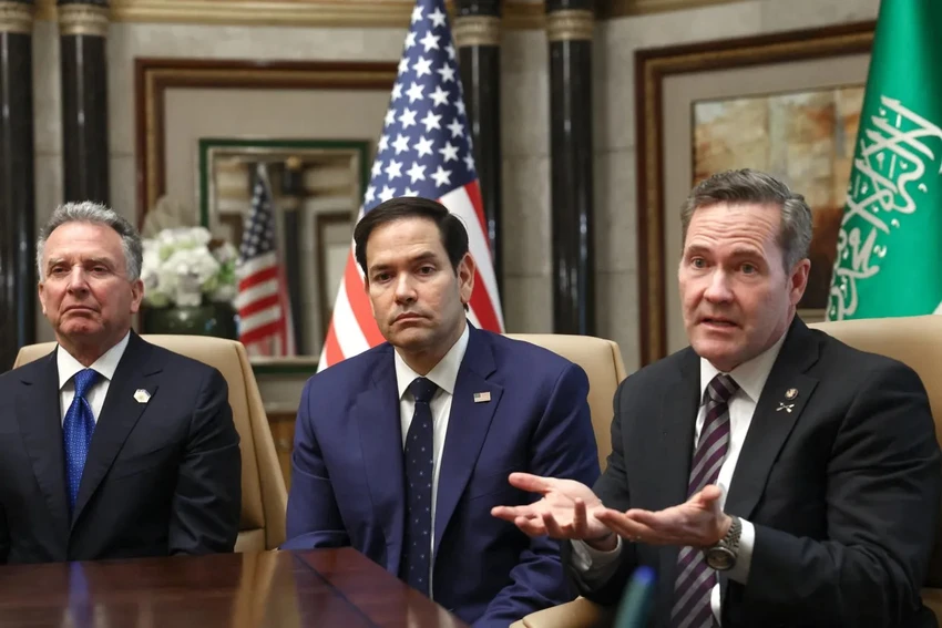 Ngoại trưởng Mỹ Marco Rubio (giữa), Cố vấn An ninh Quốc gia Mỹ Mike Waltz (phải) và đặc phái viên Mỹ tại Trung Đông Steve Witkoff tham dự một cuộc phỏng vấn sau cuộc họp với các quan chức Nga tại Riyadh (Saudi Arabia) vào ngày 18-2. Ảnh: Evelyn Hockstein/AFP Đàm phán Mỹ-Ukraine ở Saudi Arabia.jpg