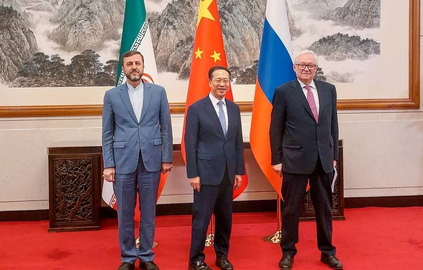(từ trái sang) Thứ trưởng Ngoại giao Iran Kazem Gharibabadi, Thứ trưởng Ngoại giao Trung Quốc Mã Triều Húc, và Thứ trưởng Ngoại giao Nga Sergey Ryabkov. Ảnh: Artyom Prytkov/TASS hạt nhân Iran.jpg