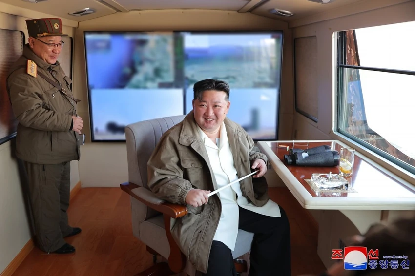 Lãnh đạo Triều Tiên Kim Jong-un quan sát vụ thử nghiệm hệ thống tên lửa phòng không mới nhất ngày 20-3. Ảnh: KCNA cuộc tập trận Mỹ-Hàn.jpg