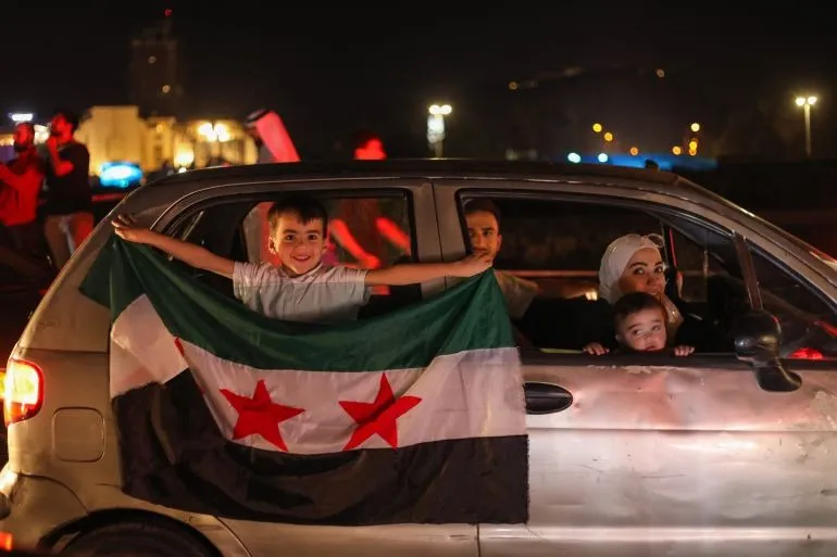 Người dân Syria ăn mừng tại Quảng trường Umayyad của thủ đô Damascus sau quyết định dỡ bỏ lệnh trừng phạt của Tổng thống Mỹ Donald Trump vào ngày 13-5. Ảnh: Abdulaziz Ketaz/AFP Mỹ dỡ trừng phạt Syria.jpg