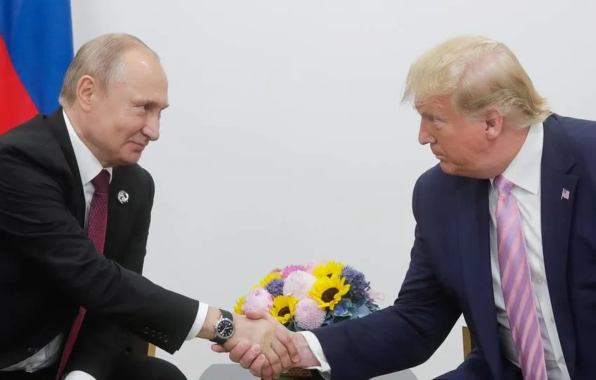Tổng thống Nga Vladimir Putin (trái) và Tổng thống Mỹ Donald Trump. Ảnh: Mikhail Metzel/TASS chiến sự.jpg