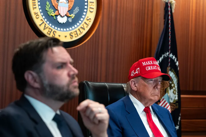 Tổng thống Mỹ Donald Trump (đội mũ) và Phó Tổng thống Mỹ JD Vance tại Phòng Tình huống ngày 21-6. Ảnh: WHITE HOUSE học thuyết Trump và xung đột Israel-Iran.jpg