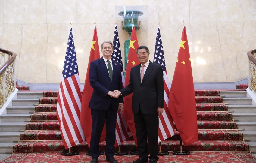 Phó Thủ tướng Trung Quốc Hà Lập Phong (phải) và Bộ trưởng Tài chính Mỹ Scott Bessent tại cuộc đàm phán ở London (Anh) ngày 9-6. Ảnh: TÂN HOA XÃ 68496de7a310a04a967a130c.jpg