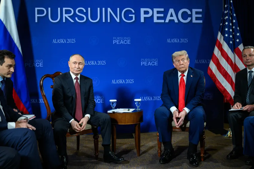 Tổng thống Mỹ Donald Trump (phải) và Tổng thống Nga Vladimir Putin tại hội nghị thượng đỉnh ở Alaska ngày 15-8. Ảnh: WHITE HOUSE