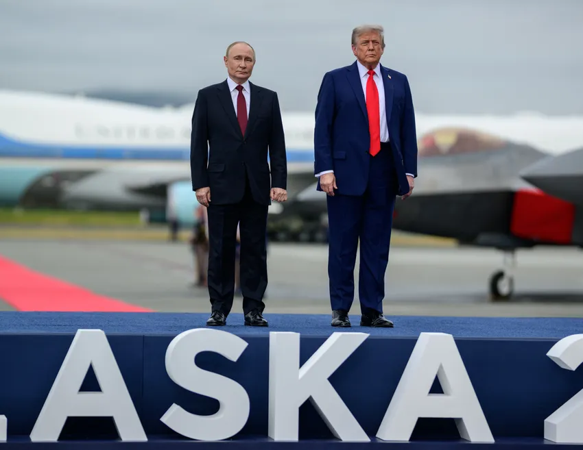 Tổng thống Mỹ Donald Trump (phải) và Tổng thống Nga Vladimir Putin tại Căn cứ Liên hợp Elmendorf-Richardson (bang Alaska, Mỹ) hồi tháng 8. Ảnh: WHITE HOUSE Tổng thống Trump.jpg