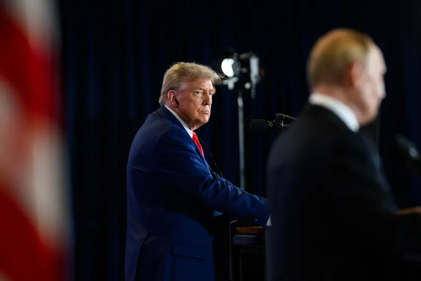 Tổng thống Mỹ Donald Trump (trái) và Tổng thống Nga Vladimir Putin tại hội nghị thượng đỉnh ở Alaska hồi tháng 8. Ảnh: WHITE HOUSE Tính toán của ông Trump khi trừng phạt hai tập đoàn dầu khí lớn nhất Nga .jpg