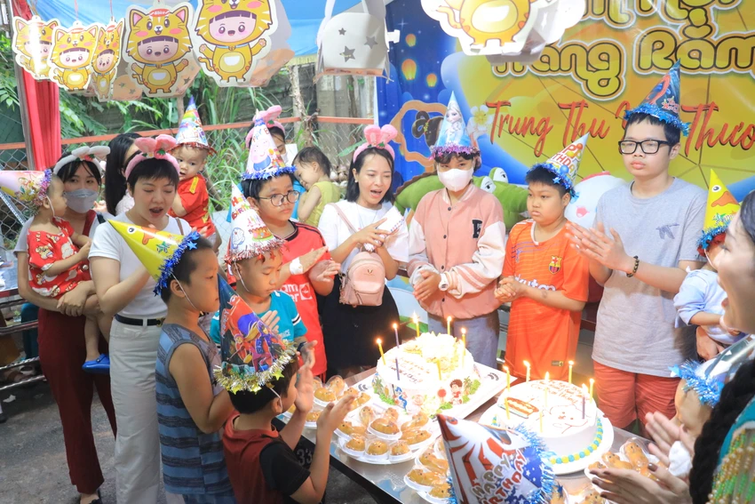 Dịp này, 19 bé có ngày sinh trong tháng 9 cũng được tổ chức sinh nhật và được nhận quà theo ý thích. Ảnh: VÕ THƠ trung-thu-cho-benh-nhi-ung-thu.JPG