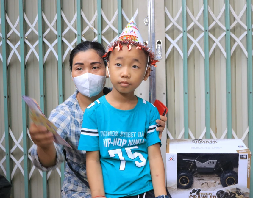 Trước đây đa phần đều đón trung thu ở bệnh viện, khi nghe tin được phá cỗ, rước đèn ở xóm trọ, em Ngọc Hiếu giục mẹ đưa đi từ sớm. "Chồng tôi mất khi cháu được hai tháng, đến năm lớp 1 thì cháu phát hiện ung thư phải nghỉ học. Cháu rất thích học và có ước mơ trở thành lính cứu hỏa"-phụ huynh em Ngọc Hiếu chia sẻ. Ảnh: VÕ THƠ trung-thu-cho-benh-nhi-ung-thu1-8827-3006.jpg