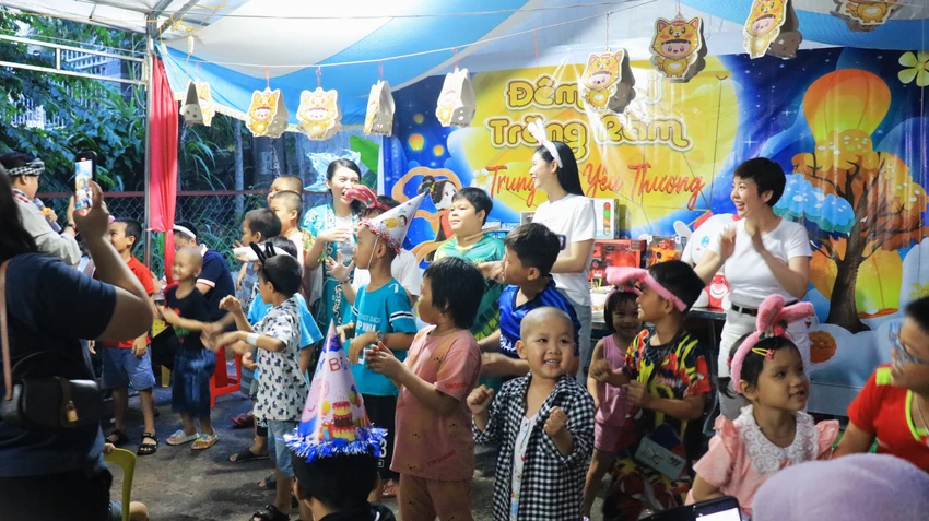 Đến tham gia cùng với các bé, ca sĩ - diễn viên Trương Quỳnh Anh cho biết nhờ anh Hải kết nối, chị biết đến các em nhỏ ở xóm trọ."Đây là một chương trình rất ý nghĩa nên dù bận tôi cũng sắp xếp thời gian đến chung vui cùng các bé. Khi đến đây nhìn các con vui vẻ, tôi vừa xúc động vừa mừng vì các con có dịp vui chơi cùng các bạn..."- Quỳnh Anh chia sẻ. Ảnh: VÕ THƠ trung-thu-cho-benh-nhi-ung-thu2-1408-5139.jpg