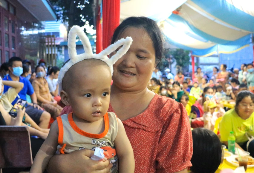 Em nhỏ lần đầu tiên được mẹ đưa đi chơi trung thu cùng các bạn trong xóm trọ. Ảnh: VÕ THƠ trung-thu-cho-benh-nhi-ung-thu3.JPG
