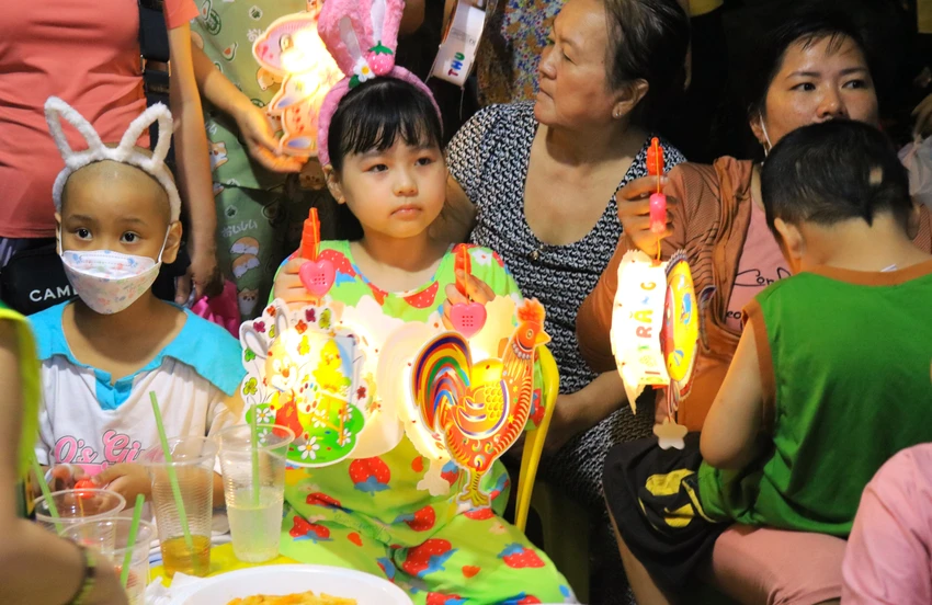 Theo anh Lê Văn Hải, người tổ chức chương trình, những chiếc lồng đèn, quà tặng cho các bé các do các nhà hảo tâm, các đơn vị, cá nhân chung tay, hỗ trợ. Có nhiều cô, chú không ngại đường xa để đến chung vui với các bé. Ảnh: VÕ THƠ trung-thu-cho-benh-nhi-ung-thu6.JPG