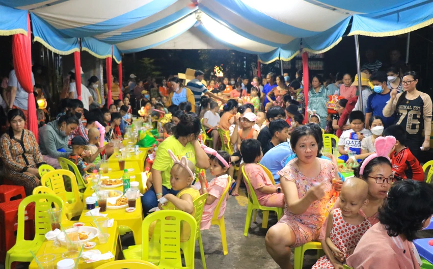 Hơn 200 bệnh nhi đang điều trị tại bệnh viện Ung bướu TP Thủ Đức được nhận quà và vui chơi nhân dịp Tết trung thu. Ảnh: VÕ THƠ trung-thu-cho-benh-nhi-ung-thu8.JPG