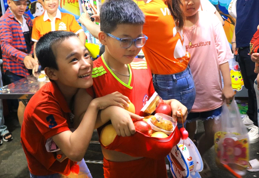 Những em nhỏ vui mừng với 'chiến lợi phẩm' sau khi phá cỗ. Ảnh: VÕ THƠ trung-thu-cho-benh-nhi-ung-thu9.JPG