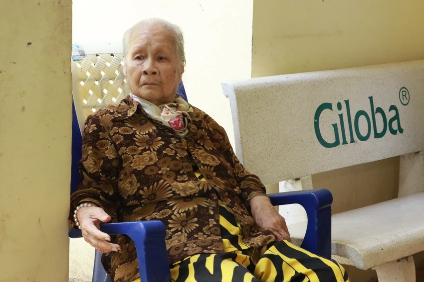 Nghệ sĩ Ngọc Đáng ngồi xem chương trình trao tặng quà tại viện dưỡng lão nghệ sĩ ngoc-dang.JPG