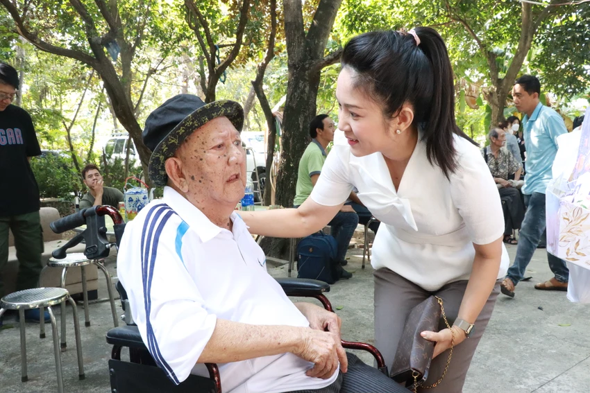 NSND Thanh Thúy, Phó GĐ Sở VH&TT TP.HCM thăm hỏi nghệ sĩ Mạc Can Mạc Can