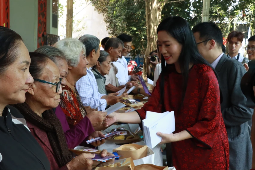 NSND Trịnh Kim Chi trao quà cho các nghệ sĩ trinh-kim-chi.JPG