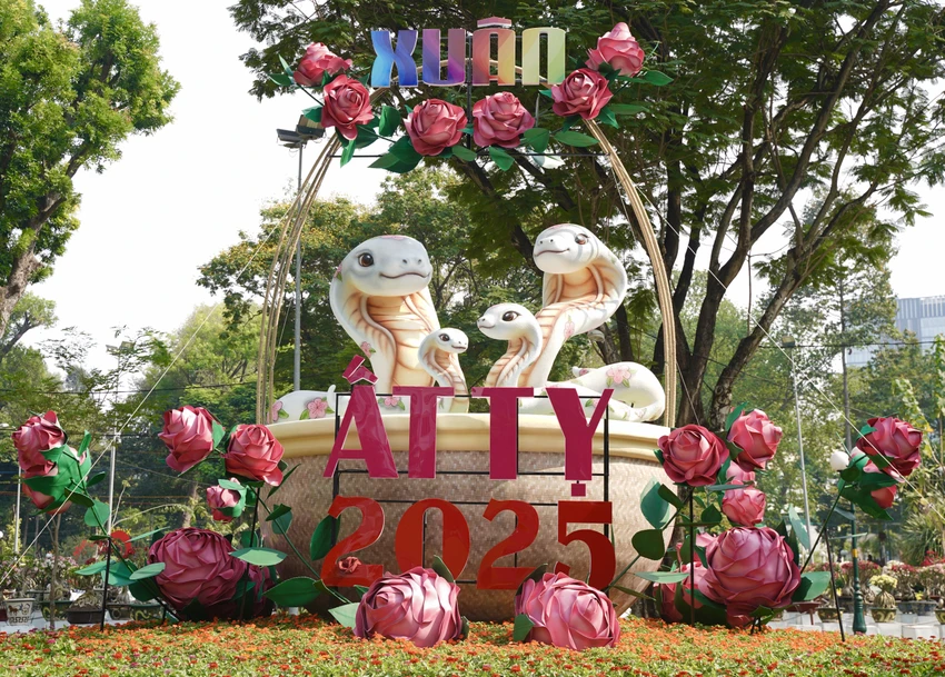 Linh vật gia đình rắn tại Hội hoa xuân Ất Tỵ 2025 được thiết kế nằm nổi bật trong công viên Tao Đàn. Hội hoa xuân Ất Tỵ 2025 tại TP.HCM trước ngày khai mạc có gì?