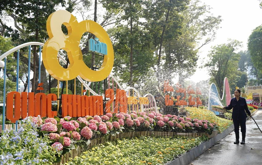 Khu vực đại cảnh (hướng cổng đường Nguyễn Thị Minh Khai) với không gian trưng bày các loại hoa kiểng kết hợp ánh sáng sẽ tạo điểm nhấn mạnh mẽ, hướng du khách đến khu Đền thờ vua Hùng ở phía xa. Hội hoa xuân Ất Tỵ 2025 tại TP.HCM trước ngày khai mạc có gì?