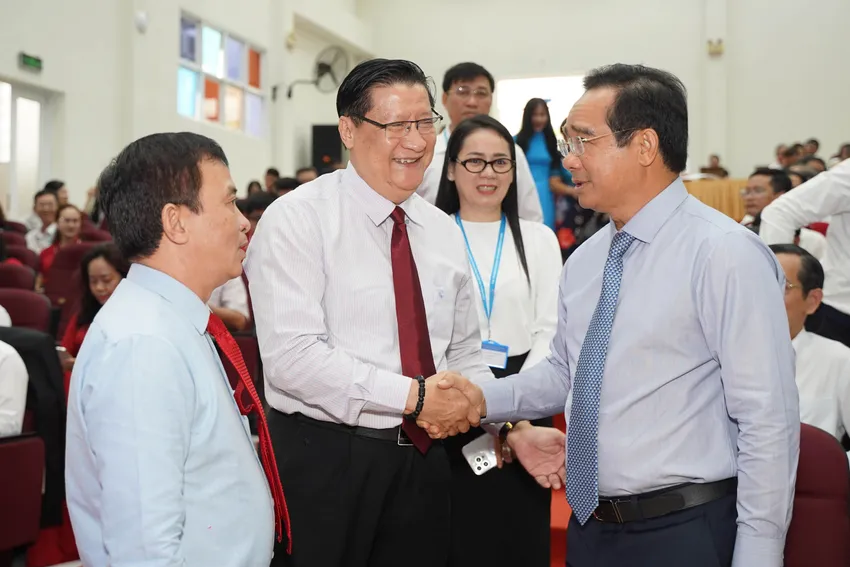 Chủ tịch UBND TP.HCM Nguyễn Văn Được trao đổi cùng lãnh đạo Ban Quản lý Khu CNC TP.HCM, các đối tác doanh nghiệp. Chủ tịch UBND TP.HCM Nguyễn Văn Được trao đổi cùng lãnh đạo Ban Quản lý Khu CNC TP.HCM, các đối tác doanh nghiệp.