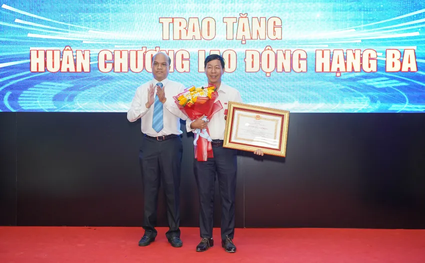 Ông Đỗ Thanh Sinh, Trưởng phòng Phòng thí nghiệm công nghệ nano, Trung tâm nghiên cứu triển khai Khu CNC TP.HCM đón nhận Huân chương Lao động hạng Ba của Chủ tịch nước. Ông Đỗ Thanh Sinh, Trưởng phòng Phòng thí nghiệm công nghệ nano, Trung tâm nghiên cứu triển khai Khu CNC TP.HCM đón nhận Huân chương Lao động hạng Ba của Chủ tịch nước.