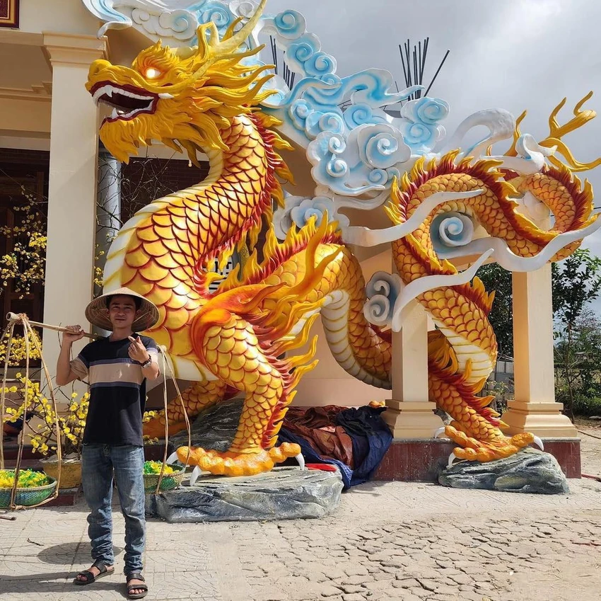 Nghệ nhân Đinh Văn Tâm bên tác phẩm linh vật rồng của mình. Ảnh: MXH Linh vật Rồng Quảng trị