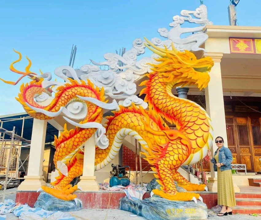 Dù chưa được trình làng nhưng nhiều người dân đã check-in bên linh vật rồng. Ảnh: MXH z5094648786424_7084e23b3c42bf4fe8c2e2f3fbf804a0.jpg