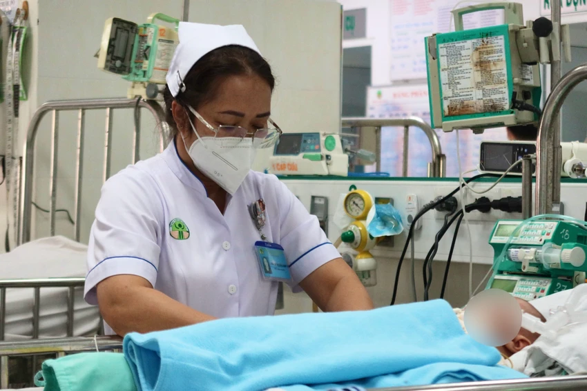 26 năm công tác tại BV Nhi đồng 2 cũng là ngần ấy năm chị Lê Thị Hồng Điệp, hiện là điều dưỡng trưởng của Khoa Cấp cứu BV Nhi đồng 2, đón Tết trong bệnh viện. Ảnh: TRẦN MINH bác sĩ cấp cứu (2).jpg