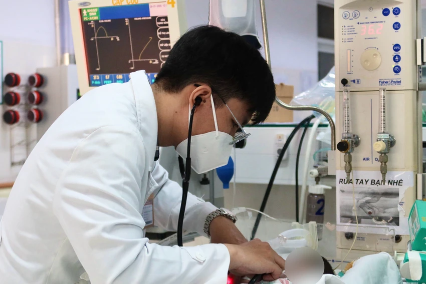 BS trẻ Nguyễn Võ Thanh Thiện lần đầu tiên trực cấp cứu tại Khoa Cấp cứu của BV Nhi đồng 2. Ảnh: TRẦN MINH z5159855653714_ff32ac28536c6ecdcfe72b0b4ca9e7f9.jpg