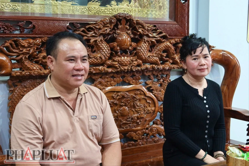 Ba mẹ Võ Thị Diễm My đang chia sẻ với PLO, hơn 4 năm qua họ vẫn chưa tìm được con gái. Ảnh: TRẦN MINH ba mẹ diễm my.jpg