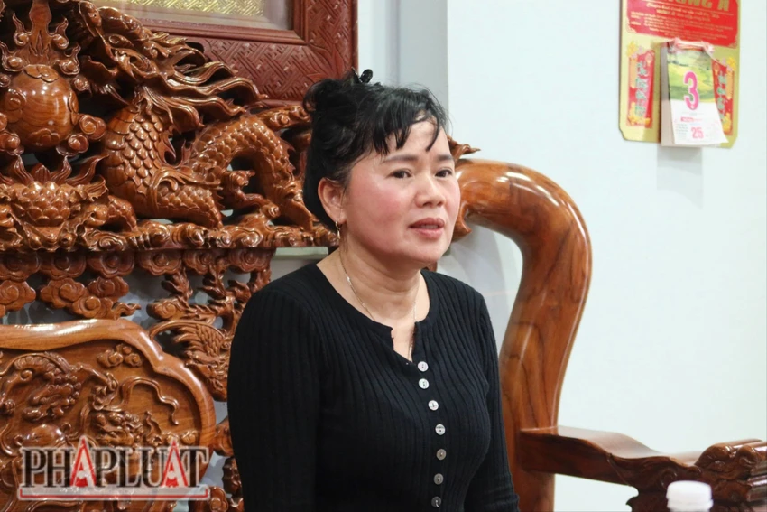 "Những năm tháng đi tìm con, tôi nhiều lần kiệt sức, bệnh nặng phải truyền máu tại bệnh viện. Có lần ngỡ như tôi sẽ không qua khỏi. Tuy nhiên, khi nghĩ đến con, tôi vẫn gắng gượng. Bởi nếu tôi chết, tôi lo không có ai sẽ ở bên con khi con quay về” - bà Mai ngậm ngùi bày tỏ. Ảnh: TRẦN MINH mẹ diễm my.jpg