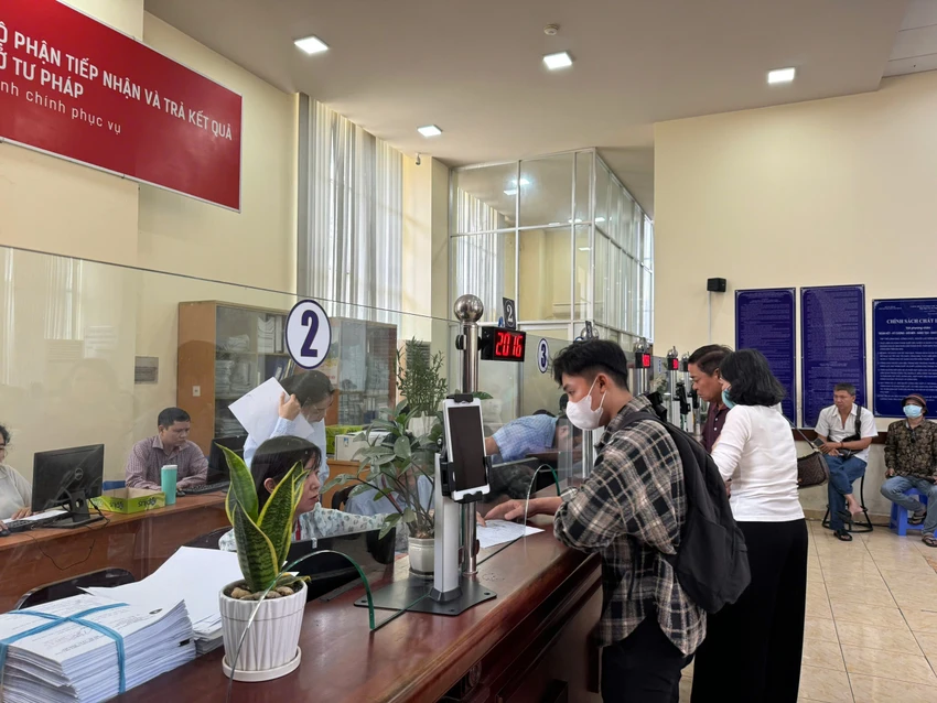 Sở Tư pháp TP.HCM chuẩn bị bàn giao nhiệm vụ cấp phiếu lý lịch tư pháp cho Công an TP.HCM. Ảnh: TRẦN MINH lý lịch tư pháp.jpg