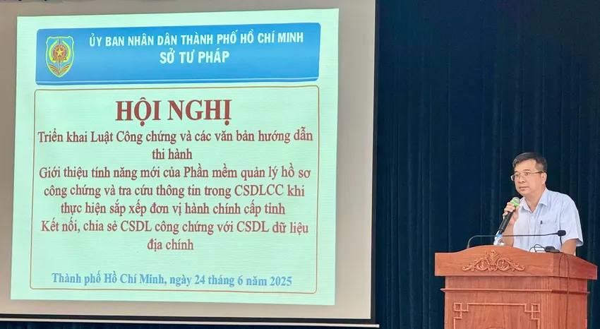 "Việc ứng dụng phần mềm quản lý hồ sơ công chứng là xu hướng tất yếu trong bối cảnh chuyển đổi số" - ông Phan Thanh Tùng - Phó Giám đốc Sở Tư pháp TP.HCM phát biểu tại hội nghị. Ảnh: TRẦN MINH z6736803594138_b3a40dd3c5092babc8569283904d7afd.jpg