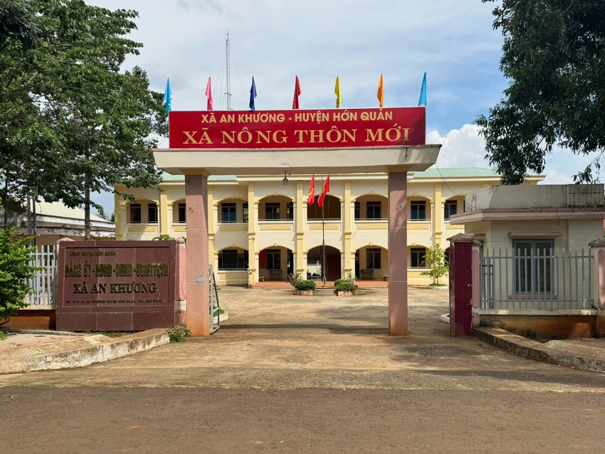 PV đã đến UBND xã An Khương, huyện Hớn Quản, tỉnh Bình Phước để làm rõ thông tin phản ánh của ông Tuân về việc chậm được giải quyết cấp sổ hồng. Ảnh: TRẦN MINH z6747509252725_bba2c573a9a67cd1b97c4582a7b888f9.jpg