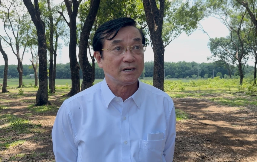 Ông Dương Bá Tuân trao đổi với PV về vụ việc. Ảnh: TRẦN MINH z6747662082573_99642acbb3b9df2b01aeb0652f627470.jpg