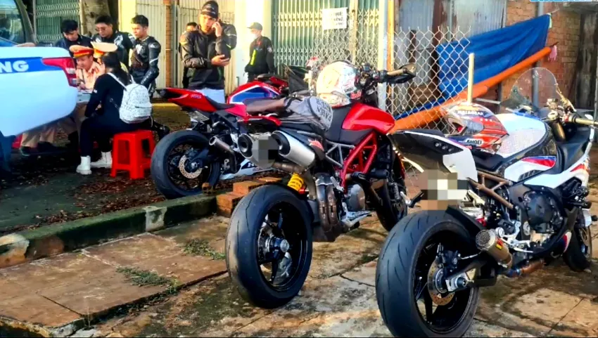 Công an xử lý đoàn xe mô tô phân khối lớn chạy quá tốc độ. Ảnh CTV. Cảnh sát giao thông bắt đoàn xe mô tô phân khối lớn chạy quá tốc độ