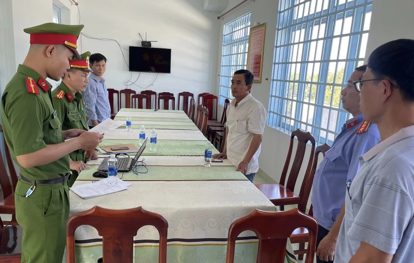 Công an đọc lệnh bắt Nguyễn Minh Phúc. Ảnh: CA. lừa đảo 2.jpg