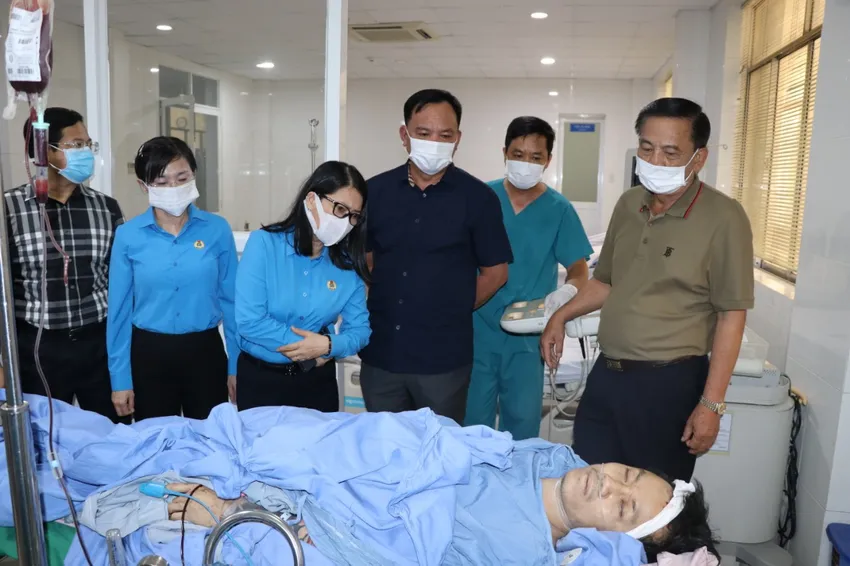 Quyền Chủ tịch UBND tỉnh Đồng Nai (áo đen, thứ ba từ phải sang) cùng lãnh đạo các ngành chức năng đến thăm, chia sẻ với công nhân bị thương nặng đang cấp cứu tại Bệnh viện Đa khoa Thống Nhất. nổ bình hơi 2.jpg