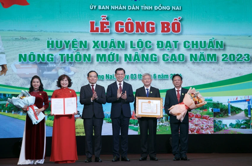 Phó thủ tướng Chính phủ Trần Lưu Quang cùng Bí thư Tỉnh ủy Đồng Nai Nguyễn Hồng Lĩnh trao quyết định và khen thưởng của Thủ tướng Chính phủ cho huyện Xuân Lộc đạt chuẩn nông thôn mới nâng cao năm 2023. Ảnh: HV. nông thôn mới.jpg