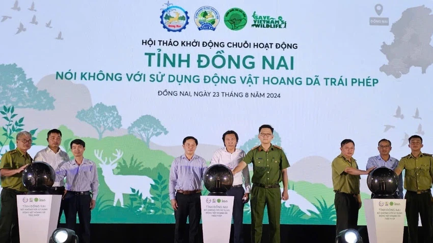 Các đại biểu thực hiện nghi thức chung tay bảo vệ động vật hoang dã. Ảnh: VŨ HỘI động vật hoang dã 4.jpg