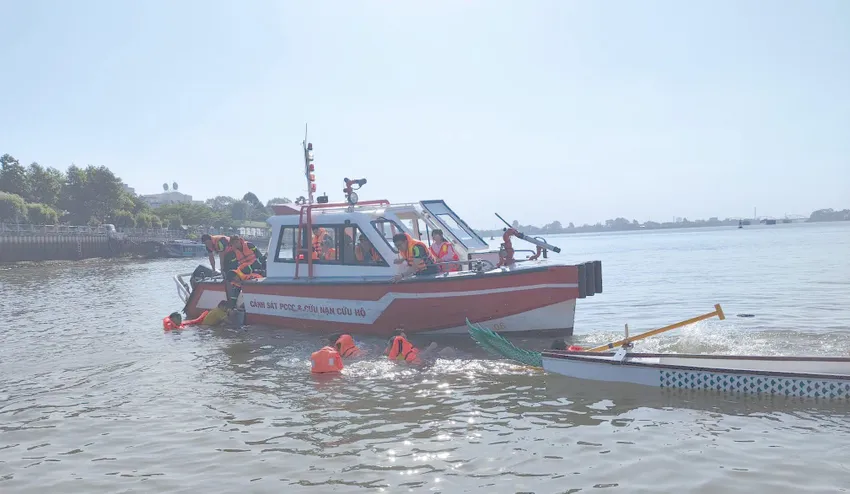 Phát hiện sự việc lực lượng chức năng Đồng Nai nhanh chóng ứng cứu, đưa 12 vận động viên lên bờ an toàn. Ảnh: CA. sông Đồng Nai 2.jpg