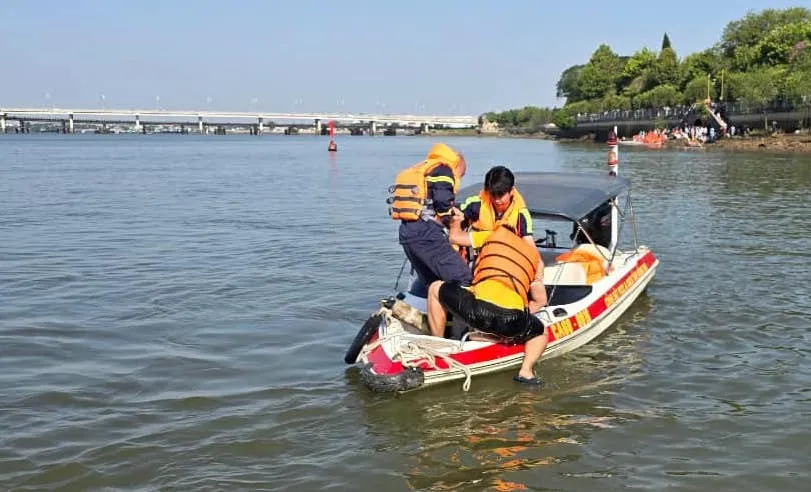 Một vận động viên bị rơi xuống nước được lực lượng chức năng đưa lên. Ảnh: CA. sông Đồng Nai.jpeg