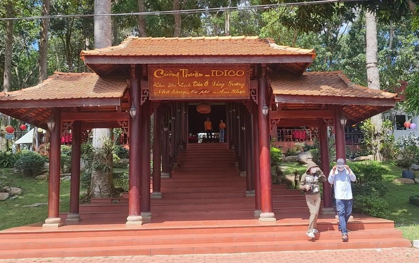 Trên đảo xây dựng rất nhiều công trình như nhà hàng, bể bơi, khách sạn nghỉ dưỡng. Ảnh: V.N đảo du lịch 2.jpeg