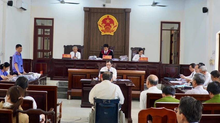 Đại diện VKSND tỉnh Đồng Nai đối đáp lại với các luật sư bảo vệ cho các bị cáo tại toà. Ảnh: VŨ HỘI. Công ty Nhơn trạch 3.jpg