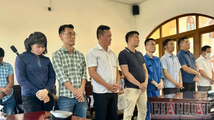 Các bị cáo tại phiên xét xử sơ thẩm. Ảnh: VH. trung tâm đăng kiểm.jpg