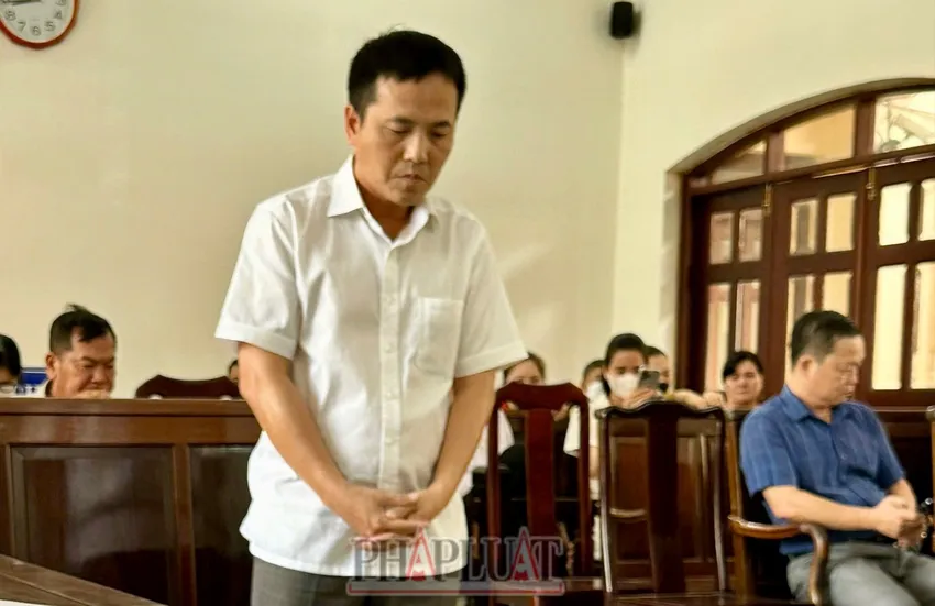 Bị cáo Dương Việt Hồng, cựu giám đốc Trung tâm Đăng kiểm tại phiên toà. Ảnh: VŨ HỘI Trung tâm đăng kiểm..jpg