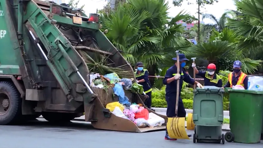 Nhân viên môi trường thu gom rác sinh hoạt trên địa bàn tỉnh Đồng Nai. Ảnh: VH. nhà máy điện rác.jpg